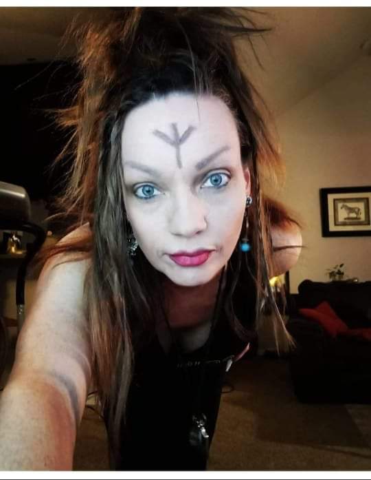 SeidrRune's tweet photo. Algiz : "Elk" Rune
The #Algiz #rune is considered the most powerful rune of protection. Its symbolism is derived from the name of the rune itself, as the Proto-Germanic term algiz means protection. #freya #valfreya #warrior #seidrrune #norsemythology https://t.co/rellrUC4jQ