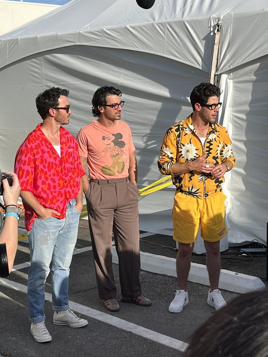 JonasBrosBros's tweet photo. The Jonas Brothers at the pawn shop in Las Vegas! https://t.co/SzgEe6HNFQ