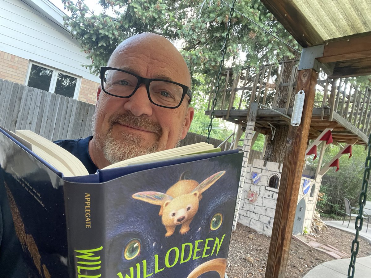 redrocks_es's tweet photo. Mr. Isaac reading on his porch. #redrocksreads https://t.co/N6CX0DZO1G
