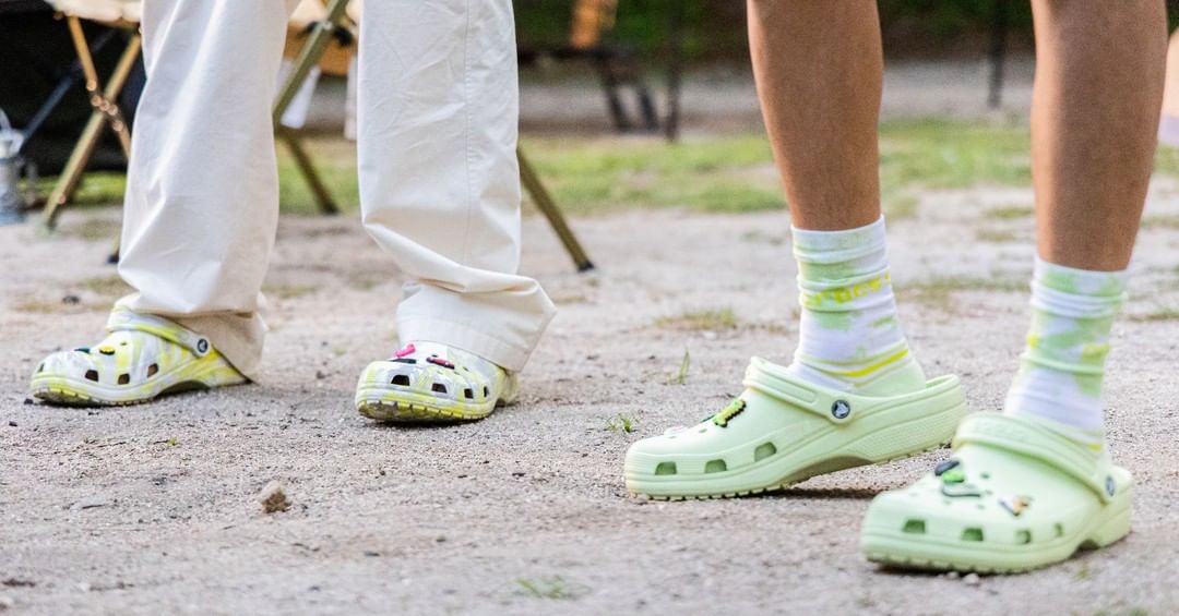 SecretGardenDBB's tweet photo. CrocsKorea IG post of their Newest Ambassadors WINNER!!!

"Crocs new faces?!GUESS WHO?Summer is coming, Summer's absolute strong Crocs with these 'In Season' guys get together."

#위너 #이승훈 #강승윤 #김진우 #송민호 #Winner #KangSeungyoon #LeeSeunghoon #SongMino #KimJinu https://t.co/4tKPi58P8W
