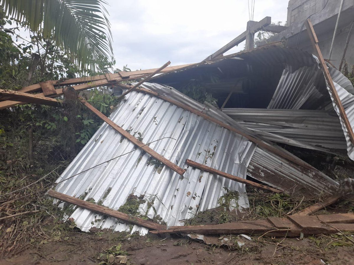 simiradio's tweet photo. Ahí entregó 3.5 toneladas de ayuda (despensas y artículos de limpieza) a los habitantes de las rancherías de Palmarillo, Galilea, Barrio nuevo, Liquente, Piedra de lumbrea y La oscurapa. #OrgullosamenteSimi @fsimilares https://t.co/RduZKRzSWd