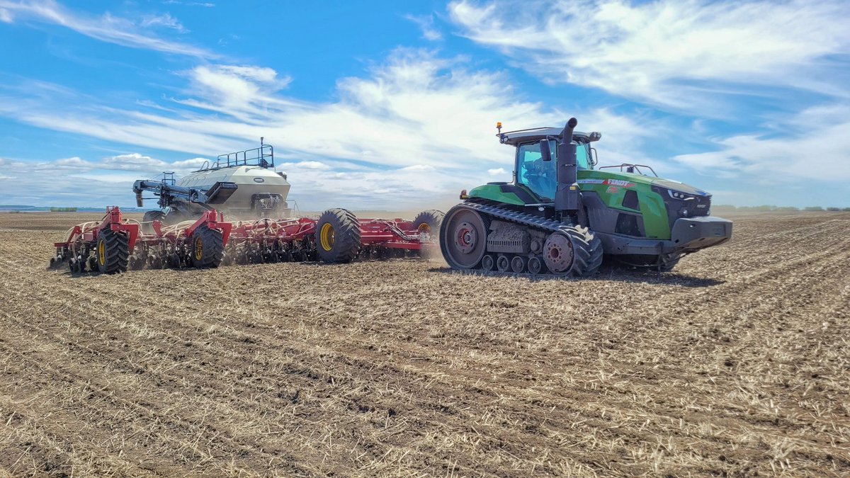 Ag World Equipment demo going again today....the customer liked what it did! Bourgault 3820 disc drill and 91300 cart.