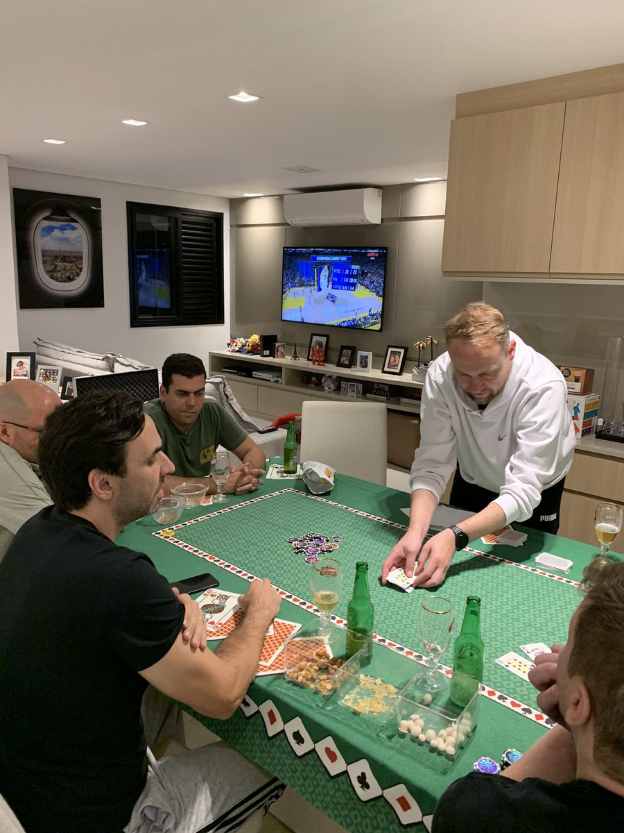 uniontt's tweet photo. Jogando poker e vendo a nba na ESPN #NBAnaESPN https://t.co/SYb9yYoRW0