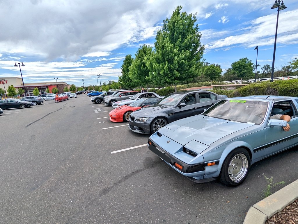 RowdyQuattro's tweet photo. Cru caravan to BLFC!  We all arrived at the GSR safely 😁
#AwooCru https://t.co/C5DqaObWiB