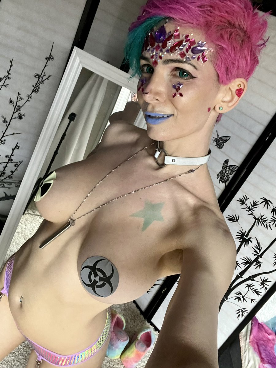 sharkiekitty's tweet photo. How’s your Thursday? 💖
Impromptu #danceparty for me to blow off some steam and combat shyness and self-doubt ☢️ thanks #TrapFlow on YouTube for supplying the flow 🎶🎵 https://t.co/86pL06mDUl