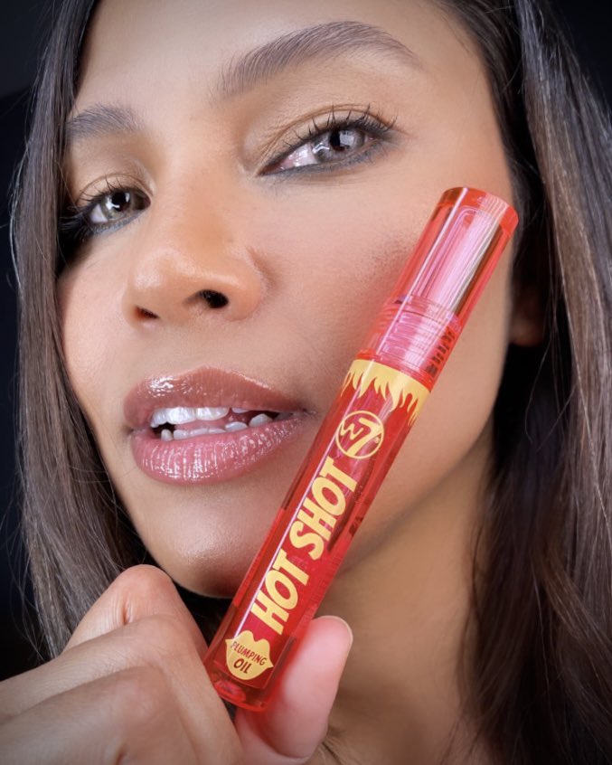 byleleugc's tweet photo. 💋I’m Loving my Hot Shot Lip Plumping Oil @W7makeup #hot #latina #plumpinglips #glossylips #efectovolumen #labioscarnosos #w7makeup https://t.co/KrqaXMa9Om