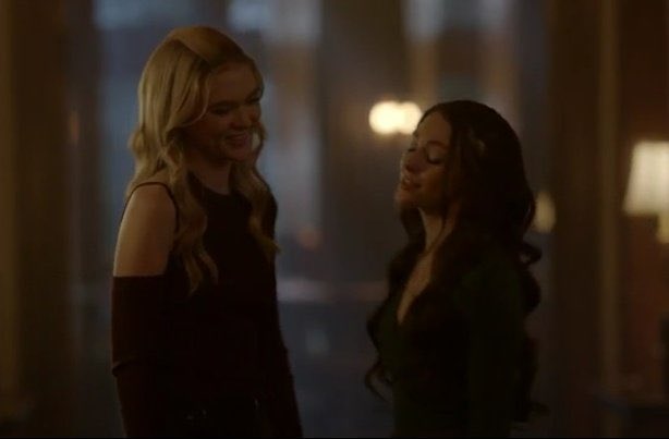 hizziesbot's tweet photo. never recovering #legacies #savelegacies https://t.co/JugJNtHDiq