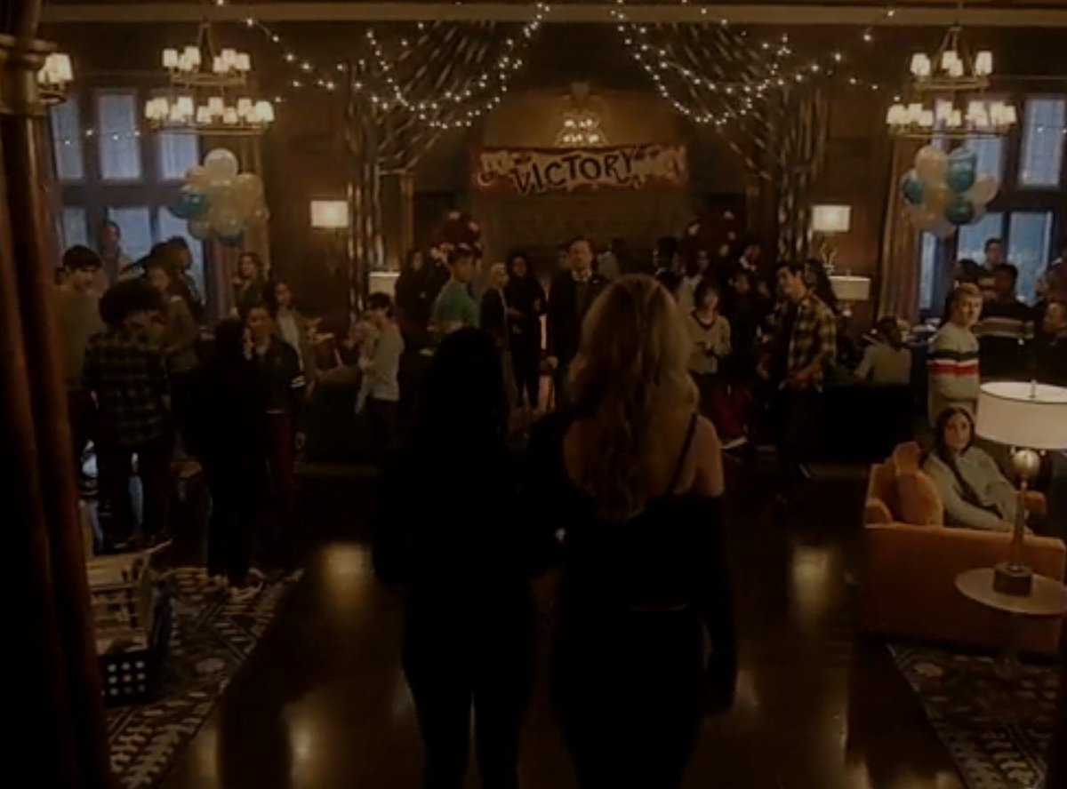 hizziesbot's tweet photo. never recovering #legacies #savelegacies https://t.co/JugJNtHDiq