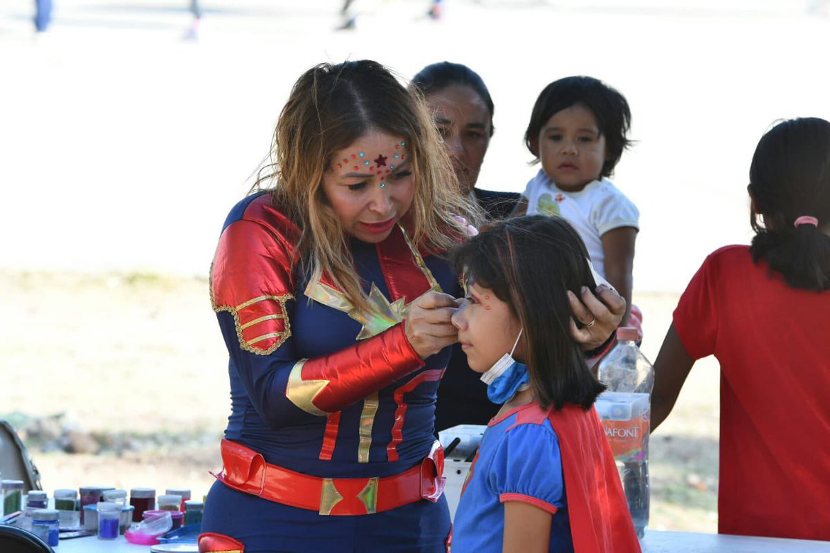 LorenaAlfaroG's tweet photo. Para fomentar la sana convivencia entre las familias y abonar a la reconstrucción del tejido social, llevamos actividades deportivas y sociales al #ParqueVecinal de la colonia Las Liebres, como parte de las #BrigadasNocturnas. ¡Muy pronto estaremos en tu colonia! ⚽🥋 https://t.co/3rlVlh8zV0