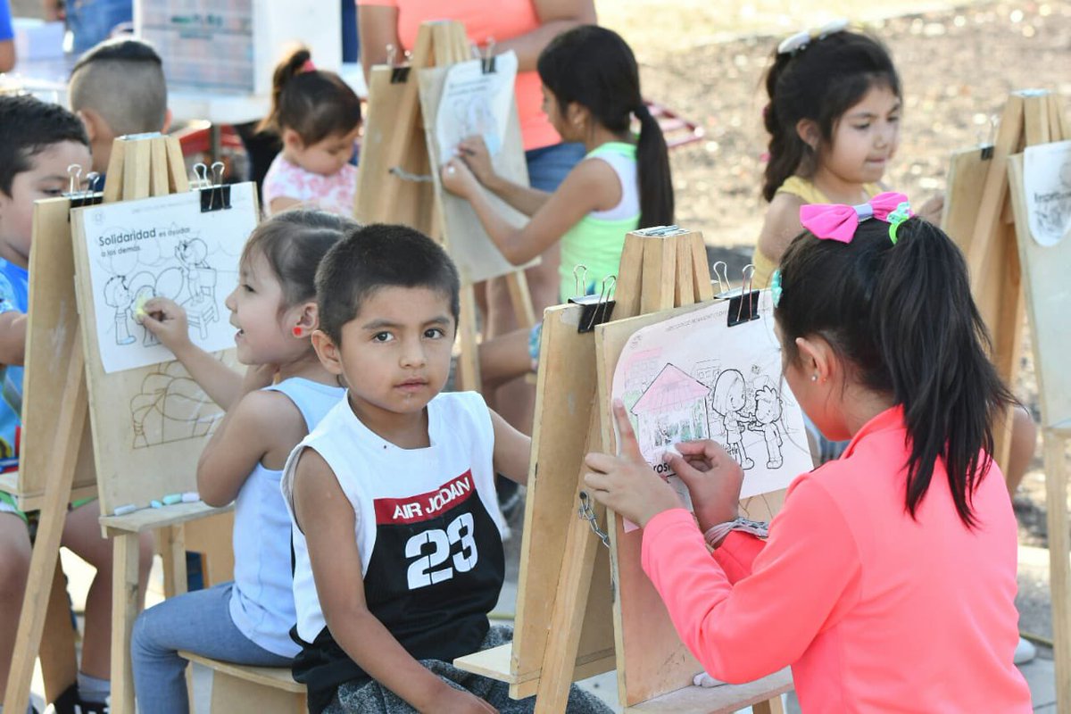 LorenaAlfaroG's tweet photo. Para fomentar la sana convivencia entre las familias y abonar a la reconstrucción del tejido social, llevamos actividades deportivas y sociales al #ParqueVecinal de la colonia Las Liebres, como parte de las #BrigadasNocturnas. ¡Muy pronto estaremos en tu colonia! ⚽🥋 https://t.co/3rlVlh8zV0