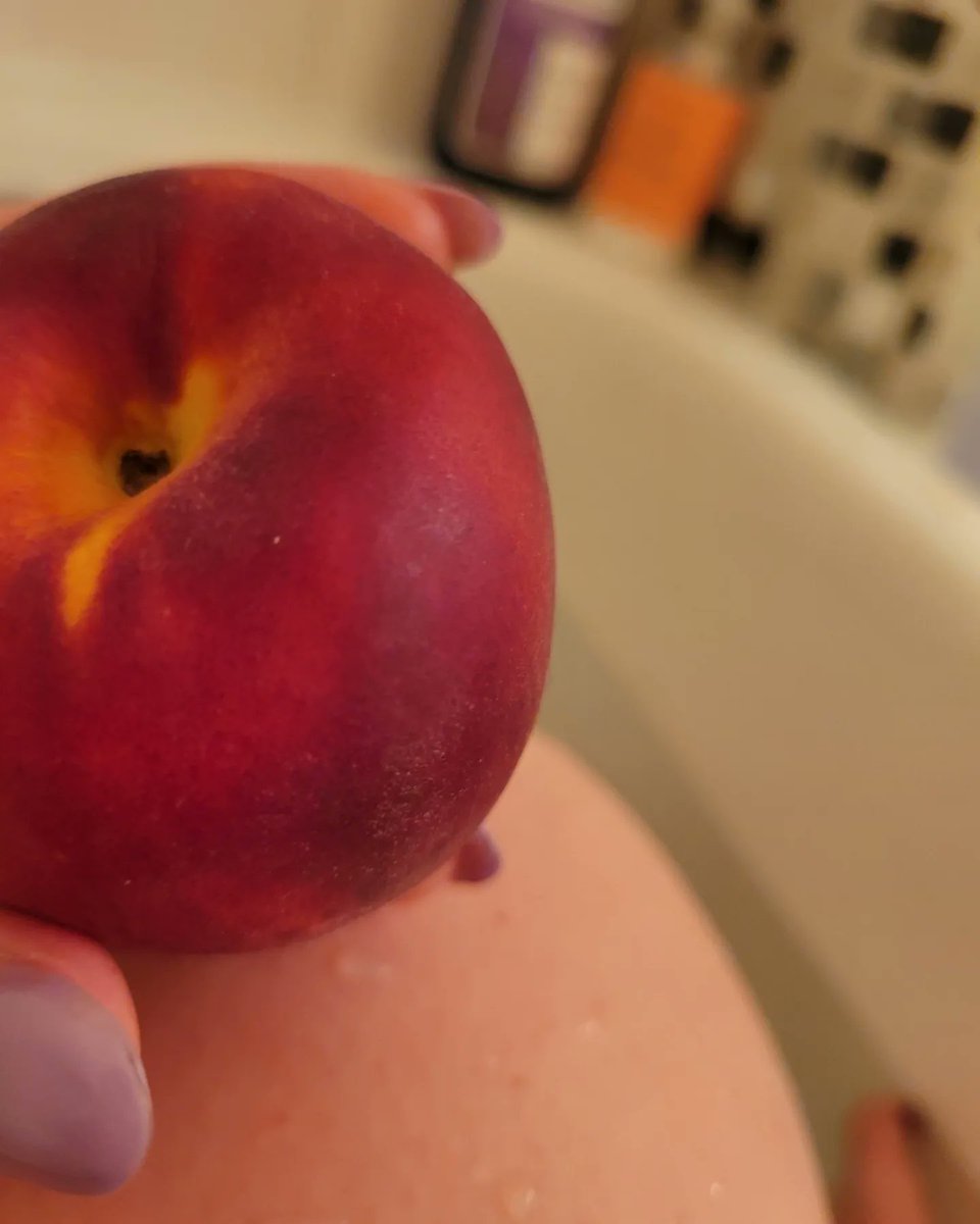 NoPantsYouTube's tweet photo. Peaches were extra juicy. Decided to eat peach in the bath. 
10/10 experience. Would recommend. 

Also don't judge my grown out manicure or unwashed hair. I am really blurring the lines between self-care and self-sabotage right now thankyouverymuch
#selfcare #peaches https://t.co/0cFeBUBGQv