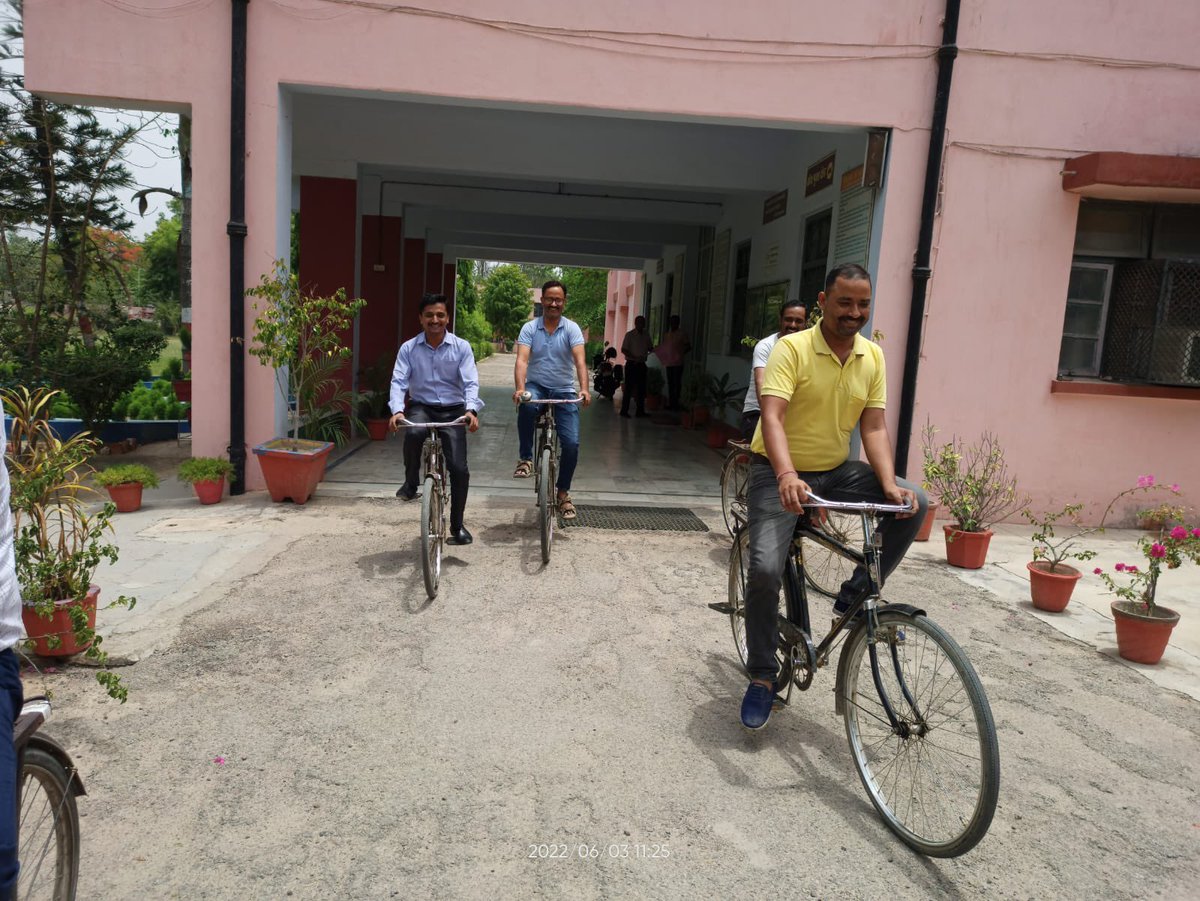 PRaebareli's tweet photo. आज़ादी के अमृत महोत्सव कार्यक्रम के तत्वावधान में विश्व बाईसाइकल दिवस पर के वी रायबरेली के शिक्षक तथा छात्र साइकल रैली में सम्मिलित हुए.
@KVS_HQ @dkdwivedi63 @DeputyKvs #WorldBicycleDay #aazadikaamritmahotsav https://t.co/EBz0WjuNeu