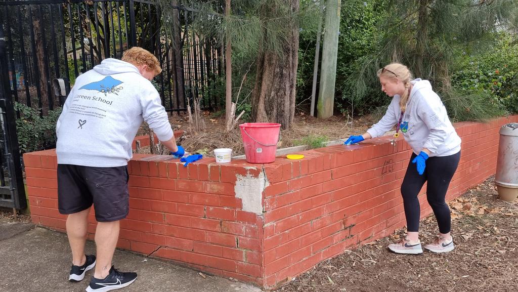 SspCoreen's tweet photo. We have a dedicated team at Coreen 
It's cold and it's Friday ❄️🎉
Students have left for the day but we have some great role models taking pride in our School Grounds and beautifying the entry, ready for Monday #CoreenTeam 
#EveryStudentMatters 
@TimLorking @SarahJaneBrody https://t.co/H3bitI01L2