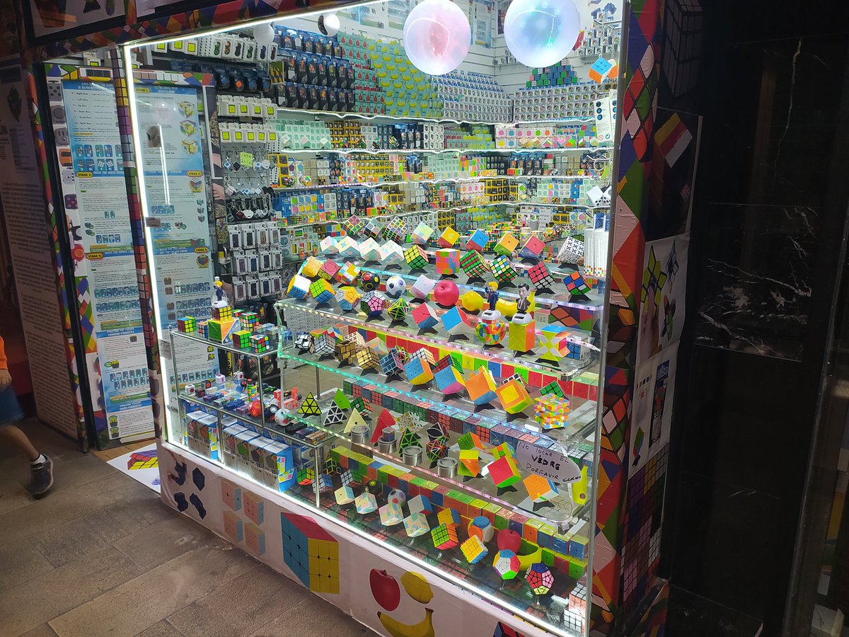 laclassefreinet's tweet photo. Hervé est allé à Barcelone en Espagne. Il est allé dans une nouvelle galerie marchande, et il a vu un magasin qui ne vend presque que des casse-têtes. Il y a des casse-têtes en forme de fruits, des formes géométriques : la pyramide, le cylindre, le pavé, le cube, l’icosaèdre... https://t.co/foYwmy6Krc