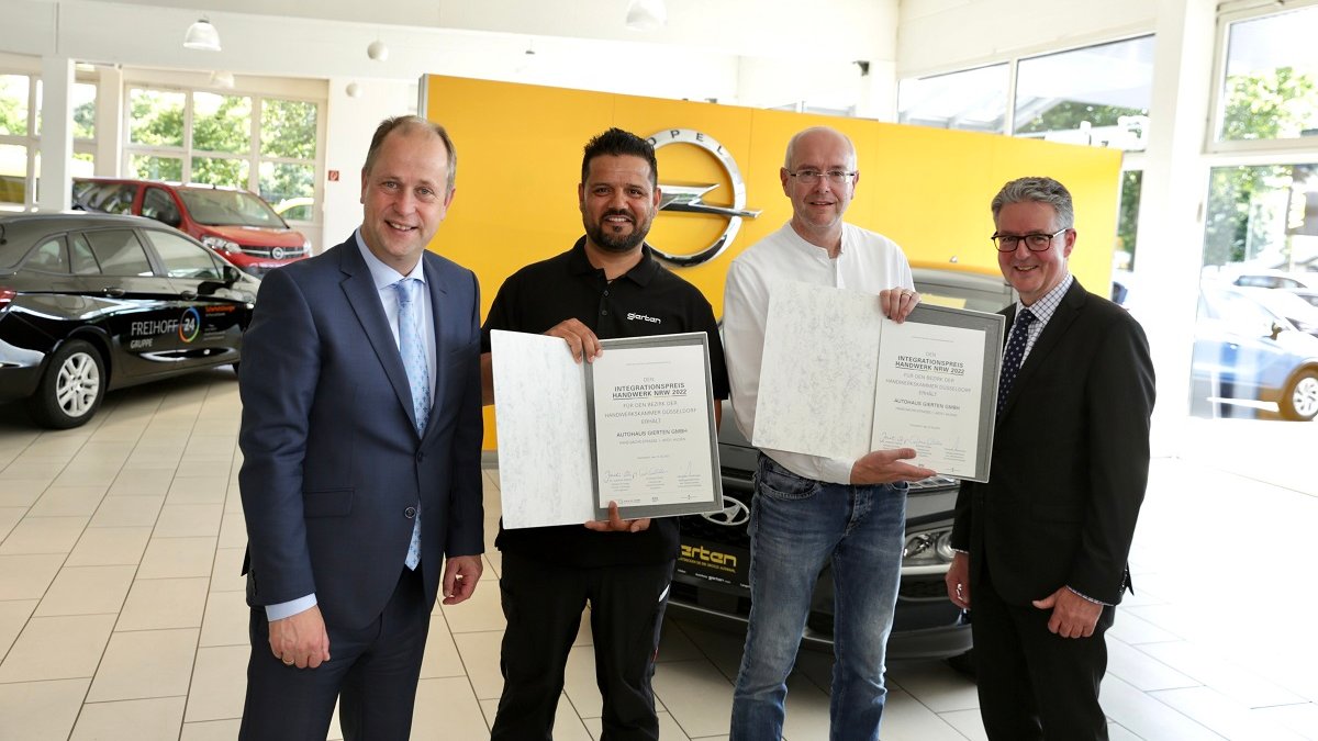 Verleihung des Integrationspreises Handwerk: Preisträger sind Hamidullah Sulhdost und das Autohaus Gierten. Dr. Joachim Stamp, stv. Ministerpräsident: „Sie haben vorbildhaft aus einer Chance für sich Chancen für ganz Viele gemacht!“ (Foto: Ingo Lammert) bit.ly/3O9mifp