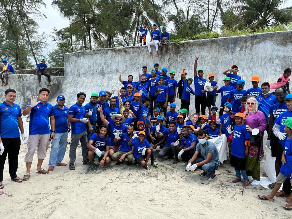 JanePearceWFP's tweet photo. A wonderful start to the weekend in #CoxsBazar: cleaning up the world's longest natural beach with 130 #surfkids from the @WFP funded Surfers' Megher School! A great opportunity for them to learn about the impact of #littering on sea-life and how it adds to #climateshocks. https://t.co/KhnYAGIesJ
