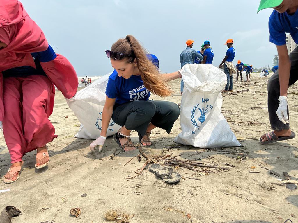 JanePearceWFP's tweet photo. A wonderful start to the weekend in #CoxsBazar: cleaning up the world's longest natural beach with 130 #surfkids from the @WFP funded Surfers' Megher School! A great opportunity for them to learn about the impact of #littering on sea-life and how it adds to #climateshocks. https://t.co/KhnYAGIesJ