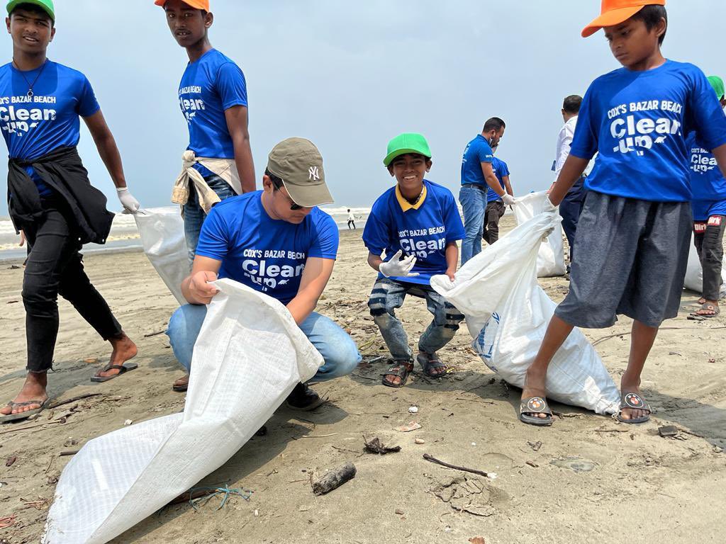 JanePearceWFP's tweet photo. A wonderful start to the weekend in #CoxsBazar: cleaning up the world's longest natural beach with 130 #surfkids from the @WFP funded Surfers' Megher School! A great opportunity for them to learn about the impact of #littering on sea-life and how it adds to #climateshocks. https://t.co/KhnYAGIesJ