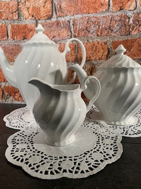 homebarsupply's tweet photo. Excited to share the latest addition to my #etsy shop: vintage tea pot coffee pot milk server service teapot set swirl pattern made in england https://t.co/yoBaKMAOQh #ceramic #manorhousebristol https://t.co/U3BWTOWJXG