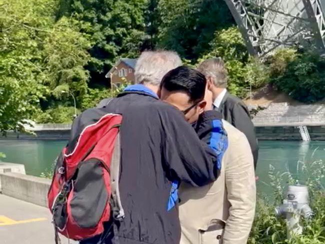 Suami yg ditinggal istri disebut duda. Istri yg ditinggal suami disebut janda. Anak yg ditinggal ortunya disebut yatim piatu. Tp mengapa tdk ada sebutan bg ortu yg ditinggal anaknya ? Krn tdk ada kata yg dpt melukiskan perpisahannya. Ttp sabar &amp; kuat Kang <a href="/ridwankamil/">Ridwan Kamil</a> sekeluarga.