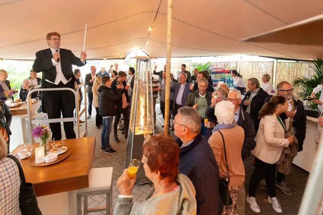 Weboma's tweet photo. Onlangs hebben we gezamelijk met wethouder Cobie Gardien, de kopers en de projectbetrokkenen de start van de bouw van project De Dirigent in Naaldwijk mogen vieren. De Dirigent is een ontwikkeling van KMW Vastgoed en wordt momenteel gebouwd door @VanMierloBouw en Weboma https://t.co/cSWBAT0JFY