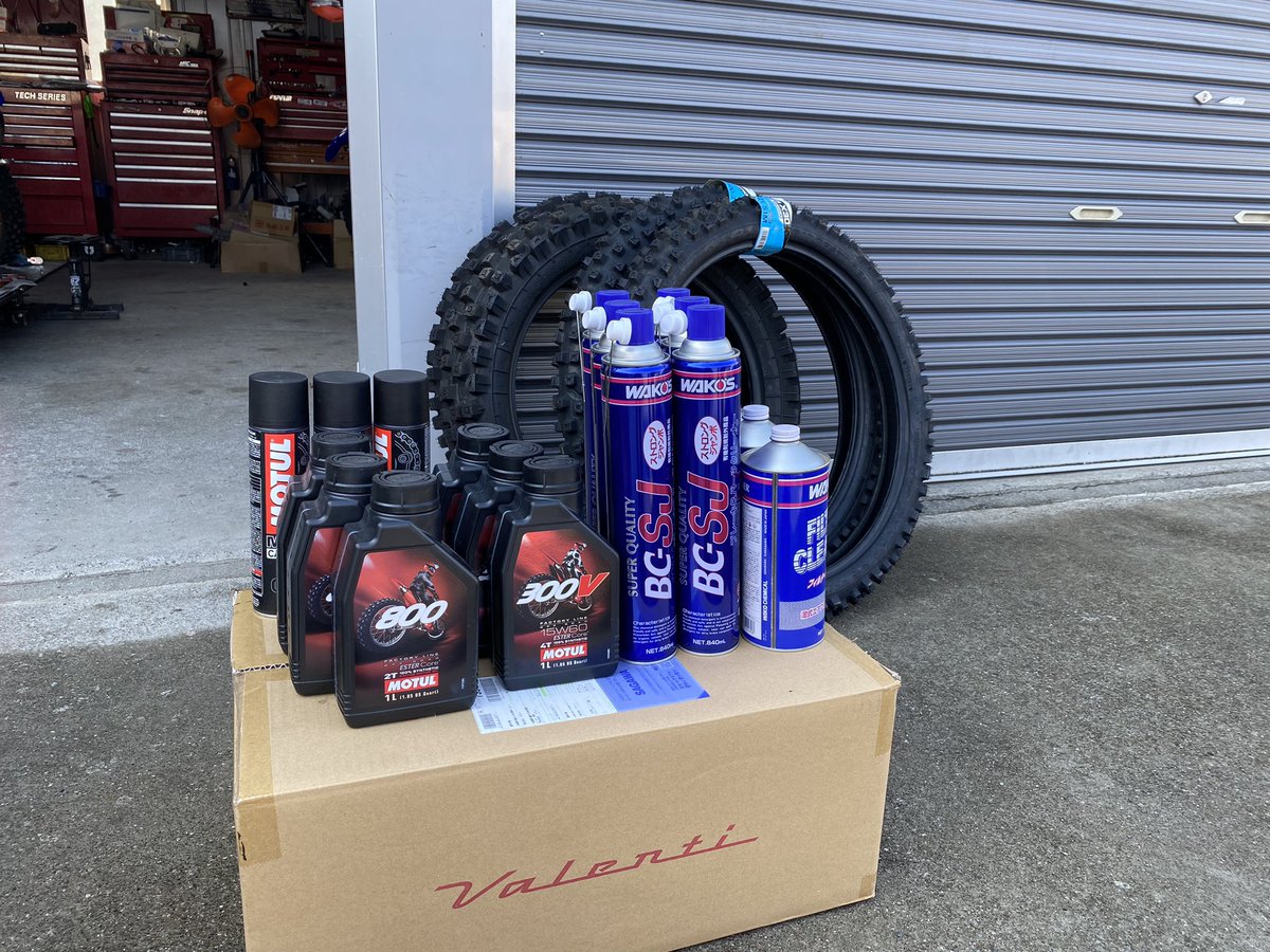フレアラインの店長から協賛品としてMOTULのオイルとチェーンクリーナーとWAKO'Sのパーツクリーナーとフィルタークリーナーと新品タイヤ4本いただきました(valentinの箱は関係ありません)！
#キャンオフ　#フレアライン
#MOTUL    #ワコーズ　#ブリヂストン