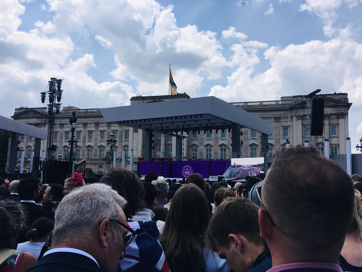 susanrea's tweet photo. #MeghanMarkle #PrinceHarry #Jubilee did no one else notice Prince Harry, Meghan and Archie on Buckingham Palace roof while Queen and family on balcony?👑x https://t.co/nMK5GtzTLY