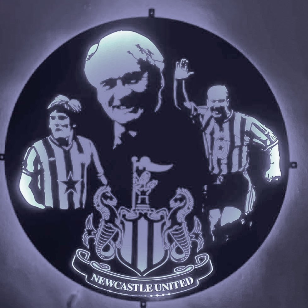 Firepitdesign's tweet photo. Omg 😍😍😍 this bespoke light still gives us chills. Being a Geordie runs through our the veins ⚫️⚪️⚫️⚪️

Hope you like this @ghodoussi @jamiereuben @alanshearer @NUFC 

These are our hero’s. Who would you love to see on a custom light?

#NUFC #NewcastleUnited https://t.co/8Rg9lSHCCl