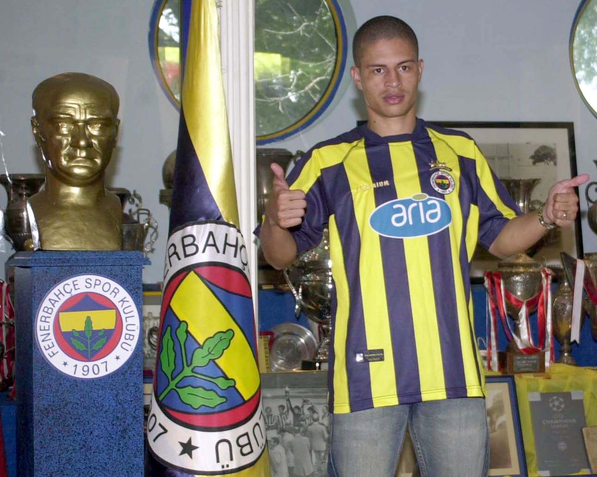 trtspor's tweet photo. 📅 18 yıl önce bugün: Alex de Souza, Fenerbahçe'ye imza attı. 🟡🔵 https://t.co/iqc9KPg92C
