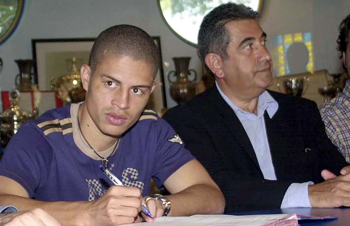 trtspor's tweet photo. 📅 18 yıl önce bugün: Alex de Souza, Fenerbahçe'ye imza attı. 🟡🔵 https://t.co/iqc9KPg92C