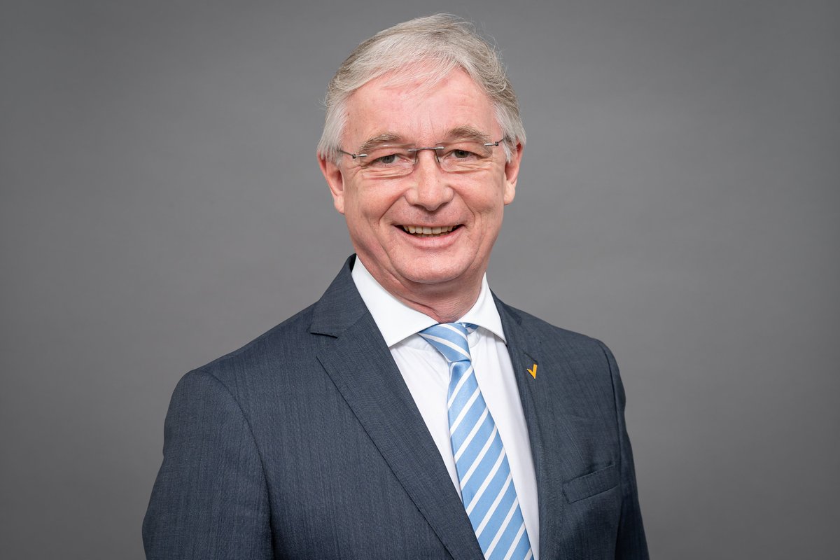 DStVberlin's tweet photo. Der DStV beglückwünscht seinen Vizepräsidenten WP/StB Dipl.-Kfm. Marcus Tuschen zur Wiederwahl in den Vorstand der @EFAAforSMEs 🇪🇺. 
Mehr lesen Sie hier ⬇️⬇️
https://t.co/MU4UNzrhIY https://t.co/MxQafif2Tz