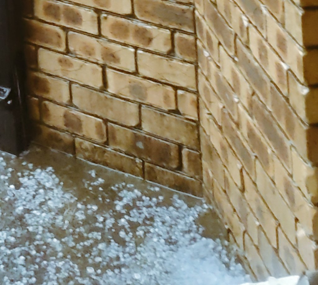 teilenglucklich's tweet photo. ガッツリ雹降ってきた
雷も鳴りまくってるし
雨雲レーダ見たら、まだピークじゃないみたい https://t.co/jetS0D4iVG