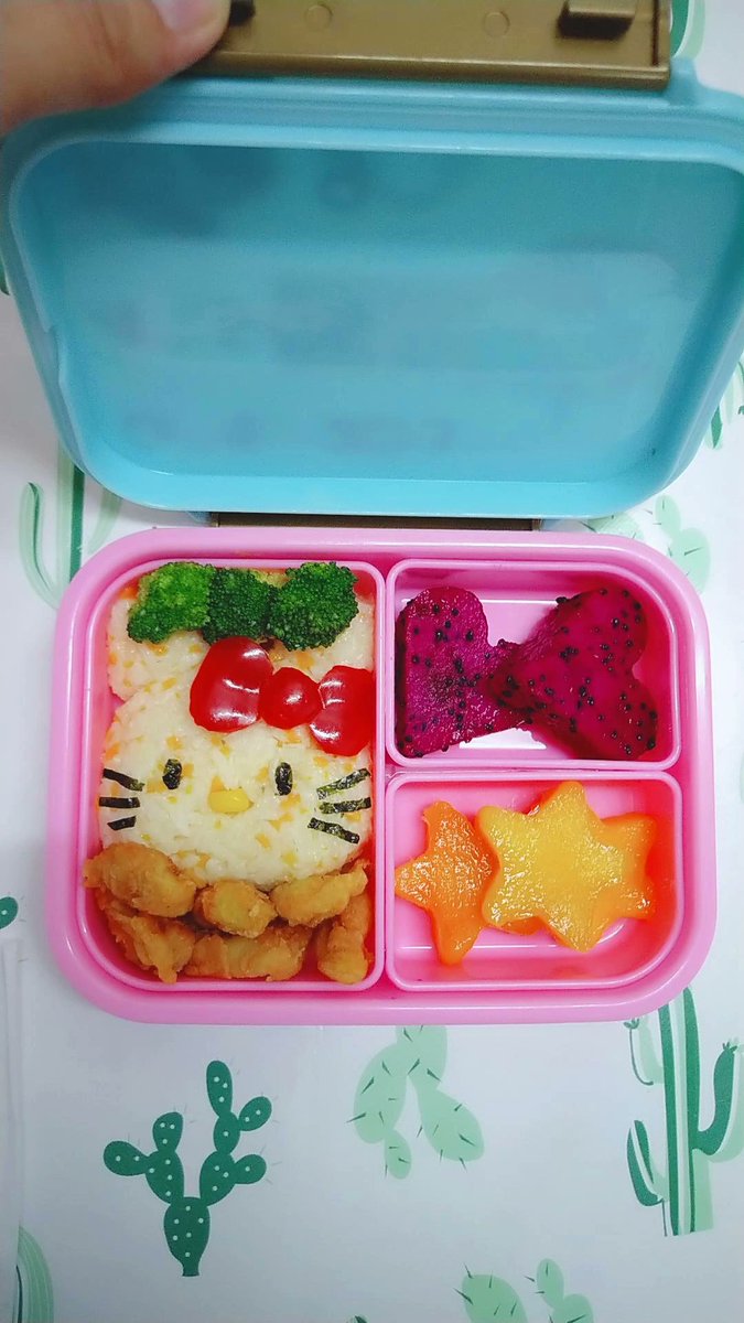 noorhikmah7's tweet photo. Alhamdulillah...menjadi juga bento hello kitty utk Hanisah 🤗 telinga je nampak pelik sikit 🤭 #healthybento #hellokittybento #hellokitty https://t.co/PYhX7q08DJ