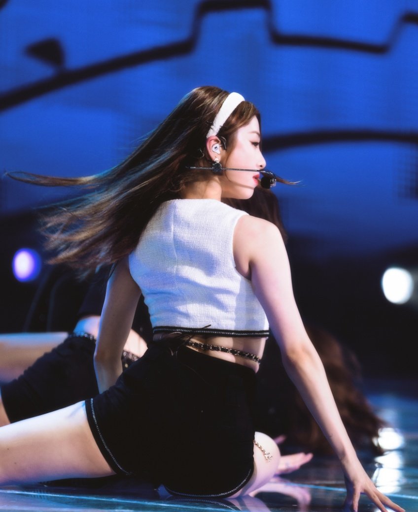 thinkinabthyj's tweet photo. ♡ ㅡ #허윤진 #YUNJIN #르세라핌 https://t.co/aFNDhVxY0K