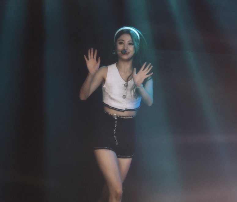 thinkinabthyj's tweet photo. ♡ ㅡ #허윤진 #YUNJIN #르세라핌 https://t.co/aFNDhVxY0K
