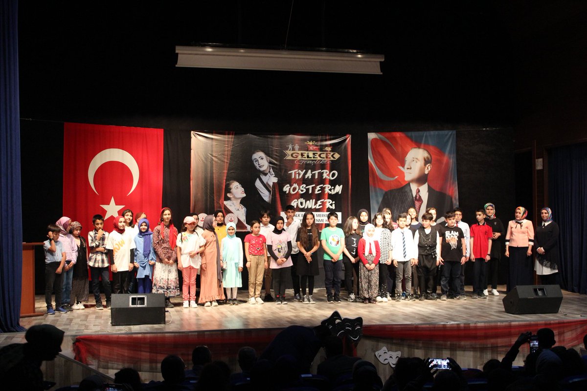 GeleckGenclikte's tweet photo. Bucak Kaymakamlığı Himayesinde, İlçe Milli Eğitim Müdürlüğünün sekretaryasını yürüttüğü Gelecek Gençlikte Projesi Kapsamında Halk Eğitimi Merkezi Müdürlüğünce hazırlanan tiyatro gösterim günlerinin 1. gününde https://t.co/PtM8bM8Gzj