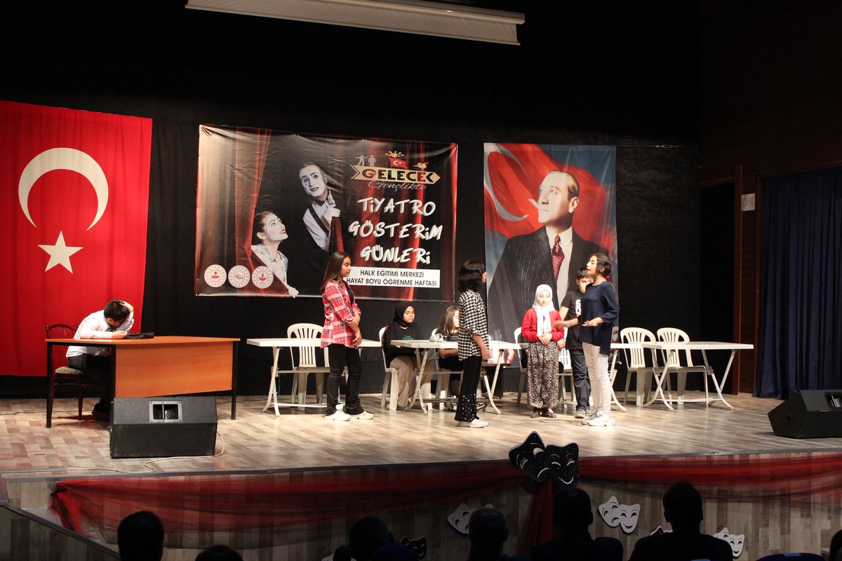 GeleckGenclikte's tweet photo. Bucak Kaymakamlığı Himayesinde, İlçe Milli Eğitim Müdürlüğünün sekretaryasını yürüttüğü Gelecek Gençlikte Projesi Kapsamında Halk Eğitimi Merkezi Müdürlüğünce hazırlanan tiyatro gösterim günlerinin 1. gününde https://t.co/PtM8bM8Gzj