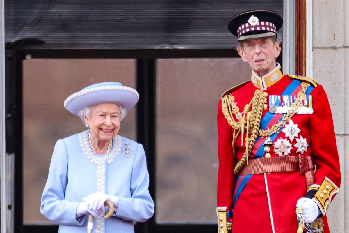 El_PadreKarras's tweet photo. La Reina Isabel II con su primo el Príncipe Eduardo. Parece que lo han mantenido vivo en contra de su voluntad. https://t.co/OksKRwPN3c