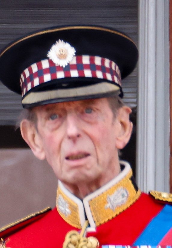El_PadreKarras's tweet photo. La Reina Isabel II con su primo el Príncipe Eduardo. Parece que lo han mantenido vivo en contra de su voluntad. https://t.co/OksKRwPN3c
