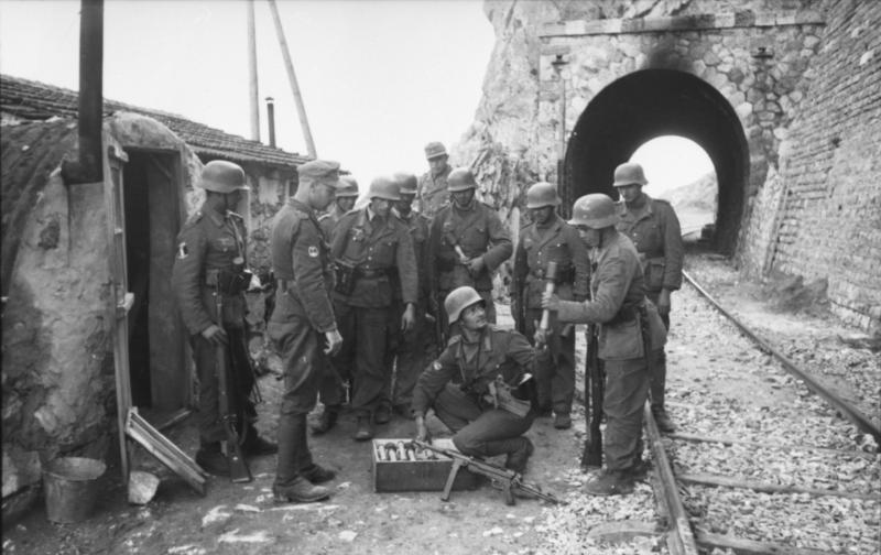 AccAxis's tweet photo. The Free Arabian Legion, the name given to various units formed from Arab volunteers who fought for Germany. Despite this title there were was no unit or division given this name. Other foreign legions of this nature existed, like the Azerbaijani Legion and Free India Legion. https://t.co/PX1vIdLvyD
