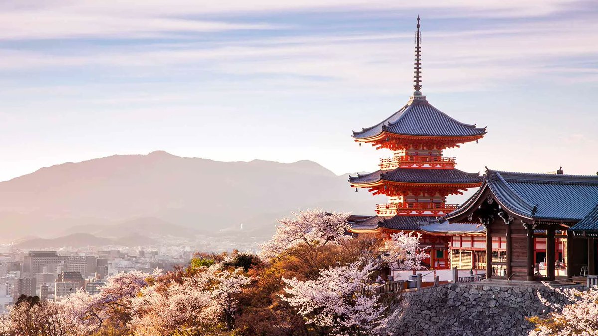 Byzanzforscher's tweet photo. Just finished my paper on the simultaneous interpretation of celestial phenomena (such as Halley´s #Comet in 989 or the supernova of 1006) and #climatic extremes as portents of end time in #Japan and #Byzantium around #1000AD.
#Byzanzforschung, @imafo_oeaw @oeaw https://t.co/P3ZRFPTBa1