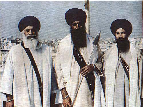 RaviSinghKA's tweet photo. ਦਾਗੇ ਹੋਹਿ ਸੁ ਰਨ ਮਹਿ ਜੂਝਹਿ ਬਿਨੁ ਦਾਗੇ ਭਗਿ ਜਾਈ॥

Choose your heroes carefully !

Respect isn’t earned through celebrity status etc but is earned on the field of battle ! 

38 years ago today these Singhs along with many others took a stand for the Panth. It’s time to remember them https://t.co/4NsTk1eYAJ