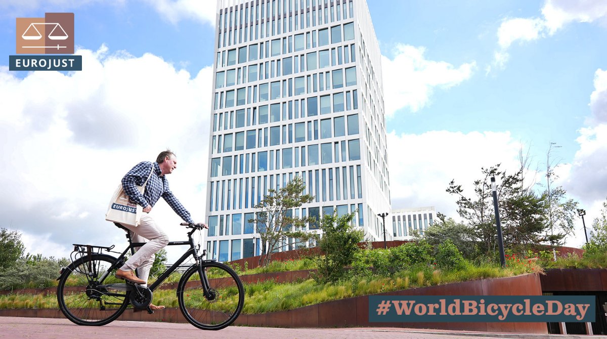 Eurojust's tweet image. It&apos;s #WorldBicycleDay! 🚴

A lot of #TeamEurojust members ❤️ to ride their bikes to work. Our Agency also provides bikes that staff can use for appointments in the city.

🌧️ or ☀️, in a country like 🇳🇱, with a distinct 🚲 culture &amp;amp; perfect infrastructure, every day is a bike day!