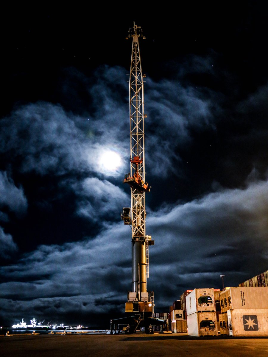 LH_Maritime's tweet photo. Sometimes you may forget how majestic an LHM looks until you stand in front of them, like here at our customer South Port New Zealand. 😍
And by the way, this #LHM550 is not even one of the largest mobile harbour cranes in our product portfolio.
#liebherr #mobileharbourcrane https://t.co/8fCtQyKrei