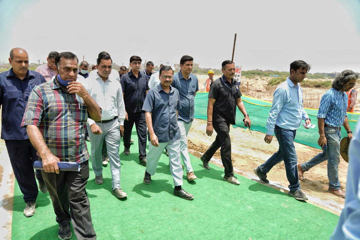 ArvindKejriwal's tweet photo. आज रोहिणी STP का दौरा किया। यहाँ हम कई झीलें भी बना रहे हैं। हमारा मक़सद गंदे पानी को ट्रीट कर उसे वापस इस्तेमाल में लाना और झीलों के माध्यम से ज़मीन में पानी का स्तर बढ़ाना है।

विज्ञान और प्राकृतिक तरीक़ों का इस्तेमाल कर पानी को साफ़ करेंगे। यमुना में गंदा पानी नहीं जाने देंगे। https://t.co/oMW9UjLjJ7