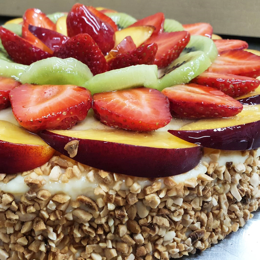 Els caps de setmana són millors amb els nostres pastissos. Aquí tens el pastís de crema amb fruita natural. Ideal per passar la calor! 🍰❤️ #FornPadró #NouBarris #Barcelona