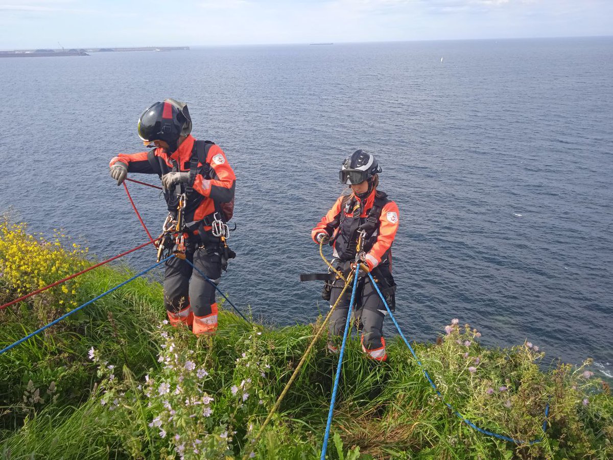 BomberosGijon's tweet photo. #FelizViernes
Ayer por la tarde el Turno 3⃣ realizó una #prácticaderescate en el #cerrodesantacatalina de #Gijón. Se bajó con #descensor #autofrenante I’DS de @petzl con cuerda principal y de seguridad, ancladas a llanta y a triángulo con picas. En la subida se usó #PuñoJumar. https://t.co/1XJmRCN9Sb