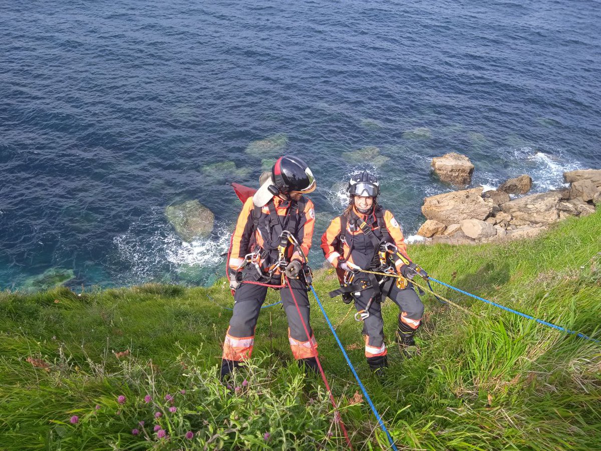 BomberosGijon's tweet photo. #FelizViernes
Ayer por la tarde el Turno 3⃣ realizó una #prácticaderescate en el #cerrodesantacatalina de #Gijón. Se bajó con #descensor #autofrenante I’DS de @petzl con cuerda principal y de seguridad, ancladas a llanta y a triángulo con picas. En la subida se usó #PuñoJumar. https://t.co/1XJmRCN9Sb