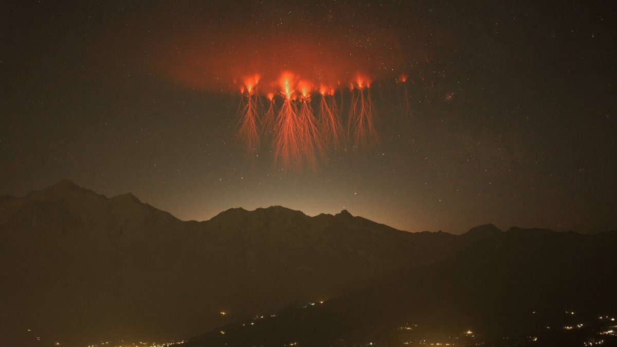 alchimistfr's tweet photo. Phénomène naturel rare, ces farfadets ont été capturés ce week-end au dessus du Mont Blanc par le photographe Didier Plassard. 

Ces événements lumineux transitoires sont d’intenses étincelles qui se déclenchent en même temps que des orages puissants. https://t.co/vxxljYau8o