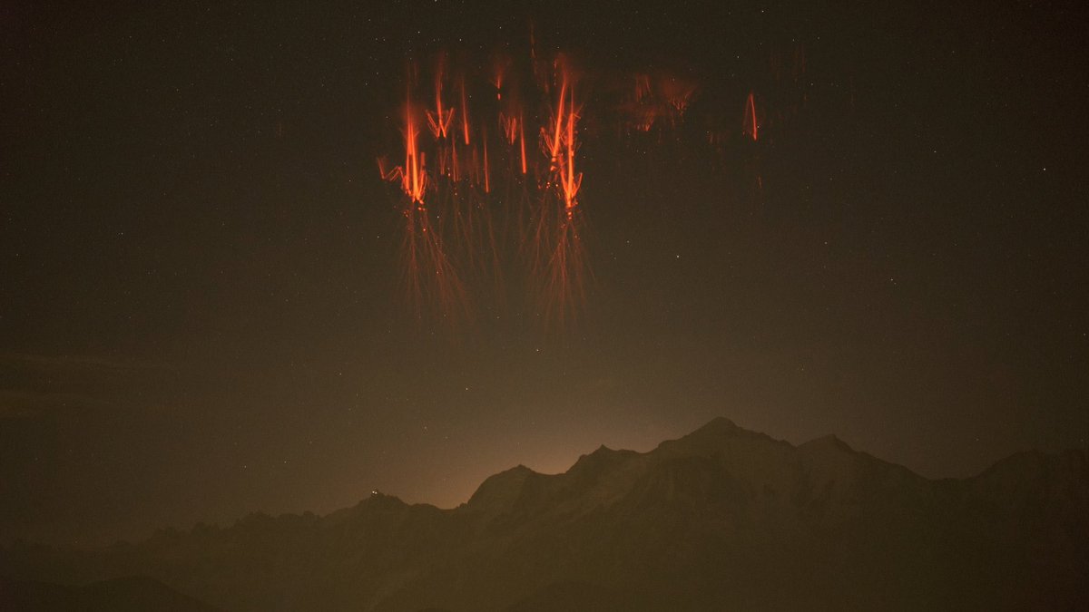 alchimistfr's tweet photo. Phénomène naturel rare, ces farfadets ont été capturés ce week-end au dessus du Mont Blanc par le photographe Didier Plassard. 

Ces événements lumineux transitoires sont d’intenses étincelles qui se déclenchent en même temps que des orages puissants. https://t.co/vxxljYau8o